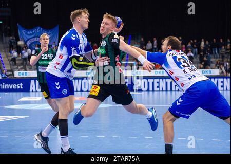 Jonathan Edvardsson (TSV Hannover-Burgdorf, #26) in der Zange von Adam Loenn (TVB Stuttgart, #11), li und Kai Haefner (TVB Stuttgart, 34)/TVB Stuttgart - Hannover Burgdorf, Sport, Handball, 2023/2024, Liqui Moly Handball Bundesliga, 02.12.2023, Stuttgart (Porsche Arena), DEU Foto: Eibner/Sandy Dinkelacker Stockfoto