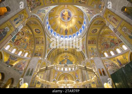 Tempel der Heiligen Sava im Inneren, goldene Mosaike, Kuppel des Tempels Stockfoto