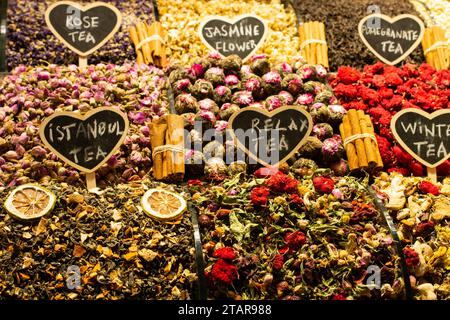 Markt mit verschiedenen Teesorten, Kräutern, Pflanzen und getrockneten Blumen Stockfoto