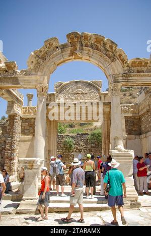 Tempel des Hadrian, Ephesus und die Touristen rund um Stockfoto