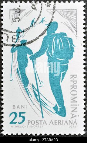 Gestempelte Briefmarke, gedruckt von Rumänien, die Skier Ascending zeigt, um 1961. Stockfoto