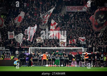 Nach Spielende: Stuttgarter lassen sich in Cannstatter Kurve feiern Schlussjubel, Freude, Glueck, Jubel GER, VfB Stuttgart vs. SV Werder Bremen, Fussball, Herren, 1. Bundesliga, 13. Spieltag, Saison 2023/2024, 02.12.2023 DFL-VORSCHRIFTEN VERBIETEN JEDE VERWENDUNG VON FOTOGRAFIEN ALS BILDSEQUENZEN UND/ODER QUASI-VIDEO Foto: Eibner-Pressefoto/Michael Weber Stockfoto