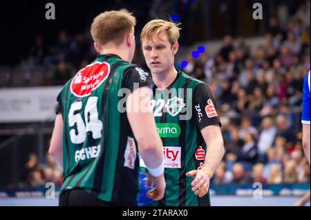 Stuttgart, Deutschland. Dezember 2023. Marian Michalszik (TSV Hannover-Burgdorf, #22) und Justus Fischer (TSV Hannover-Burgdorf, #54), li/TVB Stuttgart - Hannover Burgdorf, Sport, Handball, 2023/2024, Liqui Moly Handball Bundesliga, 02.12.2023, Stuttgart (Porsche Arena), DEU Foto: Eibner/Sandy Dinkelacker Credit: dpa/Alamy Live News Stockfoto