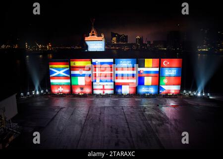 Hamburg, Deutschland. Dezember 2023. Fußball: Europameisterschaft, Unentschieden - Vorrunde in Hamburg. Mit Nationalflaggen bedeckte Container stehen auf dem O’Swaldkai im Hamburger Hafengebiet während der Auslosung zur Vorrunde der EM 2024 im Herrenfußball. Die Silhouette der Elbphilharmonie ist im Hintergrund zu sehen. Quelle: Gregor Fischer/dpa/Alamy Live News Stockfoto