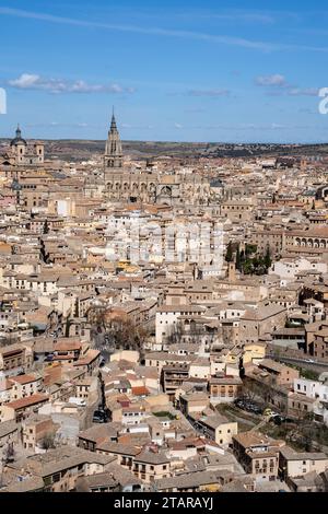 Vertikales Bild der Dächer des historischen Zentrums von Toledo, Spanien, mit der Kathedrale Santa María in der Mitte an einem sonnigen Tag. UNESCO World H Stockfoto
