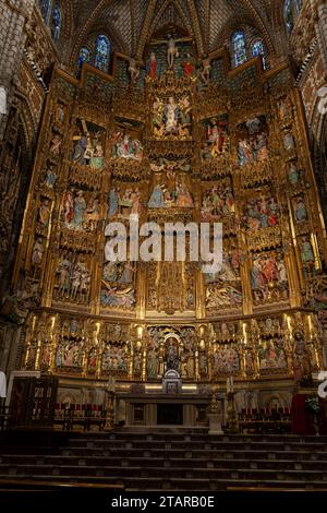 Toledo, Spanien - 18. März 2023: Altaraufsatz im gotischen Stil, voller Filigranen nach dem Altar der Kathedrale von Toledo, im Auftrag des Kardinals Stockfoto