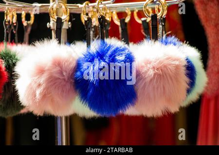 Set der bunten Pompons im Basar Stockfoto