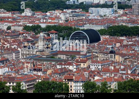 Lyon, Frankreich - 10. Juni 2018: Aus der Vogelperspektive auf das Hôtel de Ville de Lyon (Rathaus) sowie die Opéra National de Lyon (Oper) und den Glockenzug Stockfoto