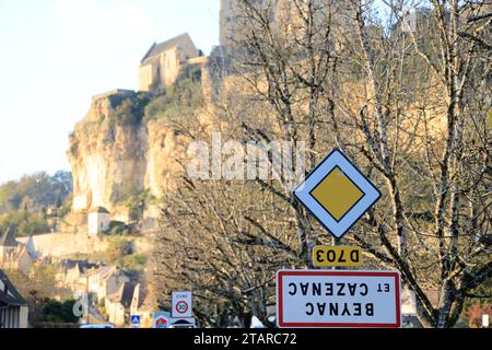 Beynac-et-Cazenac, Frankreich. Dezember 2023. Nationale gewerkschaftsoperation der Agrargewerkschaften mit dem Titel „Wir gehen auf unseren Köpfen“, um gegen die Agrarpolitik der Regierung zu demonstrieren. Diese aktivistischen Bauern stellen die Zeichen für die Namen städtischer Gebiete auf den Kopf und verurteilen übermäßig hohe Gebühren, Importe von Erzeugnissen, die die Einkommen erheblich schwächen, und den Wettbewerb, der mit zunehmend restriktiven europäischen Normen als unfair bezeichnet wird. Auf diesem Foto ist es das Zeichen des ländlichen und touristischen Dorfes Beynac-et-Cazenac in Dordogne im Südwesten Frankreichs, das gerade einmal b hat Stockfoto