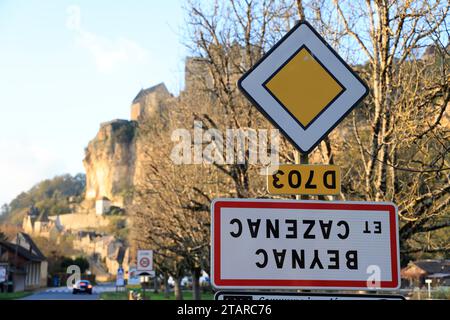 Beynac-et-Cazenac, Frankreich. Dezember 2023. Nationale gewerkschaftsoperation der Agrargewerkschaften mit dem Titel „Wir gehen auf unseren Köpfen“, um gegen die Agrarpolitik der Regierung zu demonstrieren. Diese aktivistischen Bauern stellen die Zeichen für die Namen städtischer Gebiete auf den Kopf und verurteilen übermäßig hohe Gebühren, Importe von Erzeugnissen, die die Einkommen erheblich schwächen, und den Wettbewerb, der mit zunehmend restriktiven europäischen Normen als unfair bezeichnet wird. Auf diesem Foto ist es das Zeichen des ländlichen und touristischen Dorfes Beynac-et-Cazenac in Dordogne im Südwesten Frankreichs, das gerade einmal b hat Stockfoto