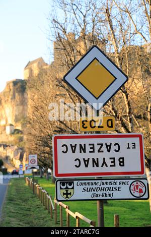 Beynac-et-Cazenac, Frankreich. Dezember 2023. Nationale gewerkschaftsoperation der Agrargewerkschaften mit dem Titel „Wir gehen auf unseren Köpfen“, um gegen die Agrarpolitik der Regierung zu demonstrieren. Diese aktivistischen Bauern stellen die Zeichen für die Namen städtischer Gebiete auf den Kopf und verurteilen übermäßig hohe Gebühren, Importe von Erzeugnissen, die die Einkommen erheblich schwächen, und den Wettbewerb, der mit zunehmend restriktiven europäischen Normen als unfair bezeichnet wird. Auf diesem Foto ist es das Zeichen des ländlichen und touristischen Dorfes Beynac-et-Cazenac in Dordogne im Südwesten Frankreichs, das gerade einmal b hat Stockfoto