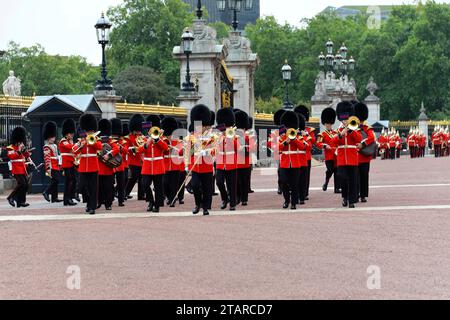 Queen's Guard, Changing the Guard, Changing of the Guard vor dem Buckingham Palace, London, Region London, England, Vereinigtes Königreich Stockfoto