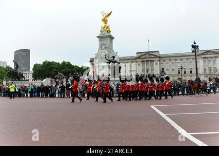 Queen's Guard, Changing the Guard, Changing of the Guard vor dem Buckingham Palace, London, Region London, England, Vereinigtes Königreich Stockfoto