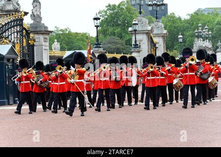 Queen's Guard, Changing the Guard, Changing of the Guard vor dem Buckingham Palace, London, Region London, England, Vereinigtes Königreich Stockfoto