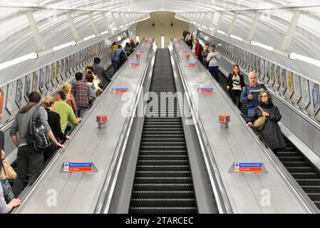 Rolltreppe in einer U-Bahnstation, London Underground, London, London Region, England, Vereinigtes Königreich Stockfoto