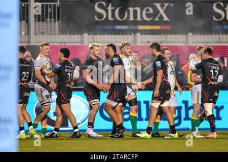 Die Teams schütteln die Hand, nachdem die Northampton Saints 18-12 im Gallagher Premiership Rugby-Spiel zwischen Saracens und Northampton Saints im StoneX Stadium in London, England am 2. Dezember 2023 gewonnen hatten. Foto von Phil Hutchinson. Nur redaktionelle Verwendung, Lizenz für kommerzielle Nutzung erforderlich. Keine Verwendung bei Wetten, Spielen oder Publikationen eines einzelnen Clubs/einer Liga/eines Spielers. Quelle: UK Sports Pics Ltd/Alamy Live News Stockfoto