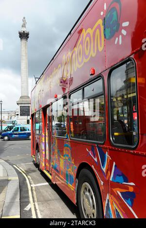 Bustouren durch London, Besichtigungstour, im Hintergrund Nelson's Column, Admiral Lord Nelson, Trafalgar Square, London, Region London, England Stockfoto