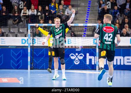 Justus Fischer (TSV Hannover-Burgdorf, #54) und Dario Quenstedt (TSV Hannover-Burgdorf, #21), li. In Siegerpose, Martin Hanne (TSV Hannover-Burgdorf, #42), Re./TVB Stuttgart - Hannover Burgdorf, Sport, Handball, 2023/2024, Liqui Moly Handball Bundesliga, 02.12.2023, Stuttgart (Porsche Arena), DEU Foto: Eibner/Sandy Dinkelacker Stockfoto