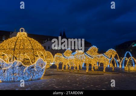 Goldene Pferdefiguren, beleuchtete Kugel, Domplatz, Welt der Lichter, Magdeburg, die umfangreichste Weihnachts- und Winterbeleuchtung im Zentrum Stockfoto