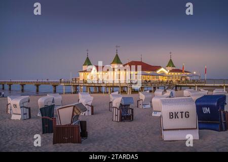 Sandstrand, Liegestühle, Pier, Ahlbeck, Usedom, Mecklenburg-Vorpommern, Deutschland Stockfoto