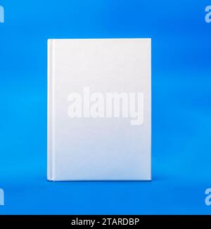 Hardbook Cover Mockup. Textbuch Hardcover, Hardcover-Modell auf blauem Hintergrund Stockfoto