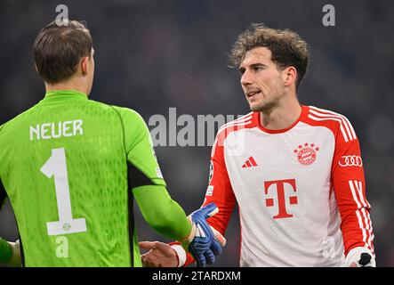 Torhüter Manuel neuer FC Bayern München FCB (01) im Gespräch mit Leon Goretzka FC Bayern München FCB (08) Champions League, Allianz Arena Stockfoto