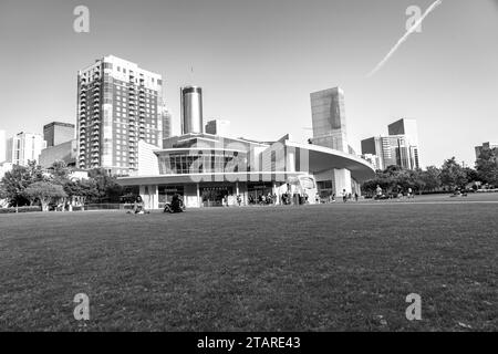 Atlanta, GA:31.2023- Touristen und Einheimische genießen einen Sommertag in World of Coca Cola, einer der wichtigsten Touristenattraktionen in der Innenstadt von Atlanta Stockfoto