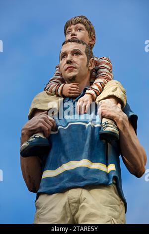 Realistische Skulptur einer Säule heiliger Vater und Sohn auf einer Liftfassensäule, Künstler Christoph Poeggeler, Düsseldorf, Nordrhein-Westfalen, Deutschland Stockfoto