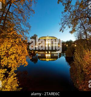 Das Staendehaus K21 spiegelt sich im Kaiserteich im Herbst am Abend, Schwanenspiegel, Düsseldorf, Nordrhein-Westfalen, Deutschland wider Stockfoto