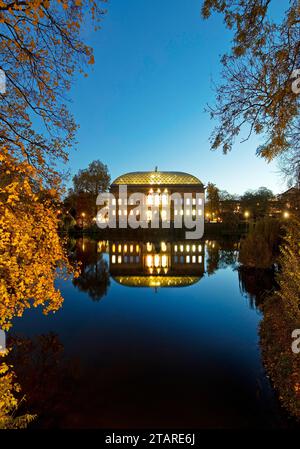 Das Staendehaus K21 spiegelt sich im Kaiserteich im Herbst am Abend, Schwanenspiegel, Düsseldorf, Nordrhein-Westfalen, Deutschland wider Stockfoto