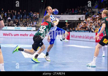 Stuttgart, Deutschland. Dezember 2023. Kai Haefner (TVB Stuttgart, 34) geblockt von Martin Hanne (TSV Hannover-Burgdorf, #42)/TVB Stuttgart - Hannover Burgdorf, Sport, Handball, 2023/2024, Liqui Moly Handball Bundesliga, 02.12.2023, Stuttgart (Porsche Arena), DEU Foto: Eibner/Sandy Dinkelacker Credit: dpa/Alamy Live News Stockfoto