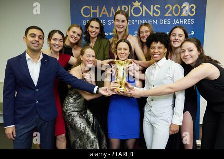 Berlin, Deutschland. Dezember 2023. Alba Berlins Basketballspieler werden im Estrel Hotel zum Team des Jahres 2023 geehrt. Der Publikumspreis wird seit 1979 verliehen. Die Besten wurden in insgesamt fünf Kategorien ausgewählt. Quelle: Jörg Carstensen/dpa/Alamy Live News Stockfoto