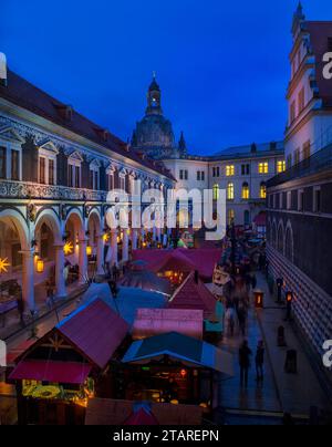 DEU Sachsen Dresden der nostalgische Weihnachtsmarkt im Stallhof des Residenzschlosses Dresden bietet auch ruhige und romantische Momente in der Umgebung Stockfoto