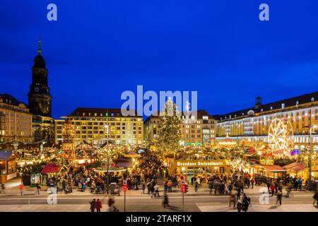 Der seit 1434 stattfindende Striezelmarkt Dresden ist der älteste Weihnachtsmarkt Deutschlands und findet am Altmarkt statt. Im Jahr 2009 Stockfoto