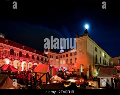 Der nostalgische Weihnachtsmarkt im Stallhof des Residenzschlosses Dresden bietet auch ruhige und romantische Momente in der Weihnachtshektik und Stockfoto