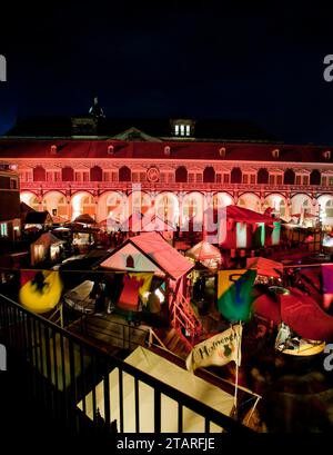 Der nostalgische Weihnachtsmarkt im Stallhof des Residenzschlosses Dresden bietet auch ruhige und romantische Momente in der Weihnachtshektik und Stockfoto