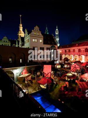 Der nostalgische Weihnachtsmarkt im Stallhof des Residenzschlosses Dresden bietet auch ruhige und romantische Momente in der Weihnachtshektik und Stockfoto