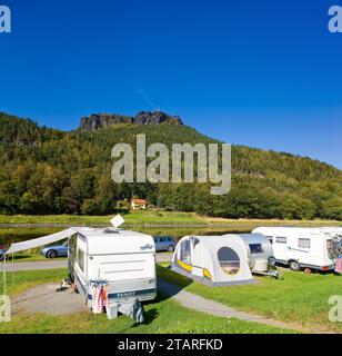 Der Campingplatz Königstein liegt direkt an der Elbe und bietet einen atemberaubenden Blick auf den Lilienstein, das Wahrzeichen der Sächsischen Schweiz Stockfoto