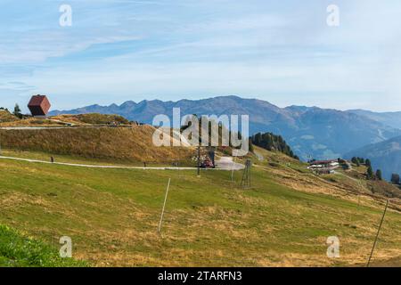 Granatalm mit Granatkapelle, Penken, Penkenjoch (2) (095 m), Gemeinde Finkenberg, Tuxer Tal, almweide, Zillertaler Alpen, Alpenberge Stockfoto