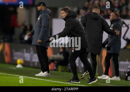 Paul Heckingbottom, Manager von Sheffield United, gestikuliert während des Premier League-Spiels zwischen Burnley und Sheffield United am Samstag, den 2. Dezember 2023 in Turf Moor, Burnley. (Foto: Mike Morese | MI News) Credit: MI News & Sport /Alamy Live News Stockfoto