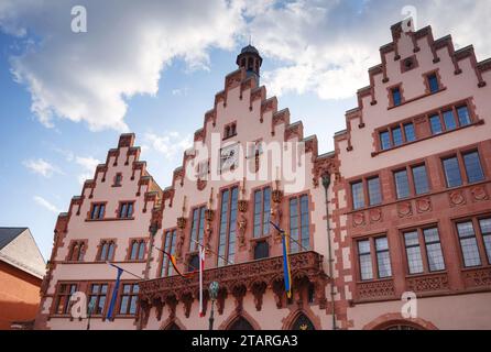 Frankfurt am Main - 5. Mai 2023: Mittelalterliches Römergebäude mit Rathaus in der Altstadt von Frankfurt. Roemer ist eines der wichtigsten Wahrzeichen der Stadt Stockfoto