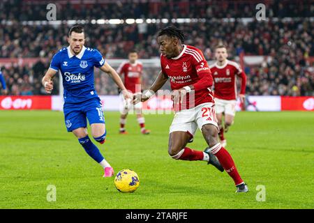 The City Ground, Nottingham, Großbritannien. Dezember 2023. Premier League Football, Nottingham Forest gegen Everton; Anthony Elanga aus Nottingham Forest läuft mit dem Ball unter Druck von Jack Harrison von Everton Credit: Action Plus Sports/Alamy Live News Stockfoto