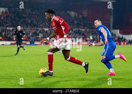 The City Ground, Nottingham, Großbritannien. Dezember 2023. Premier League Football, Nottingham Forest gegen Everton; Anthony Elanga aus Nottingham Forest läuft mit dem Ball unter Druck von Jack Harrison von Everton Credit: Action Plus Sports/Alamy Live News Stockfoto