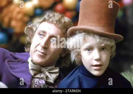 WILLY WONKA AND THE CHOCOLATE FACTORY 1971 Paramount Pictures Film mit Gene Wilder links als Willy Wonka und Peter Ostrum als Charlie Bucket Stockfoto