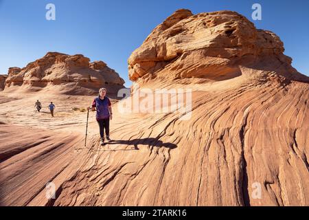 Wandern durch die New Wave Sandsteinformationen in Page, Arizona. Stockfoto