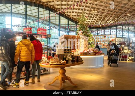 Weihnachtseinkäufe im Besucherzentrum Savill Garden, England, Großbritannien. Gartencenter mit Weihnachtsbaum und Dekoration. Stockfoto