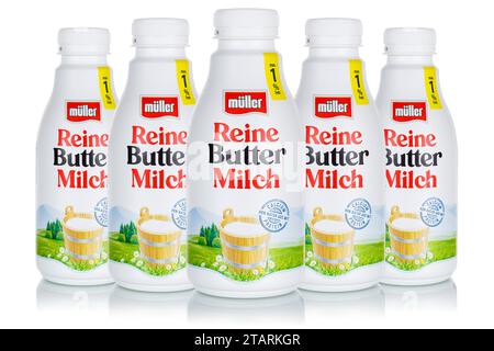Stuttgart, Deutschland - 11. April 2023: Reine Buttermilch der Firma Theo Müller veröffentlicht vor weißem Hintergrund in Stuttgart. Stockfoto