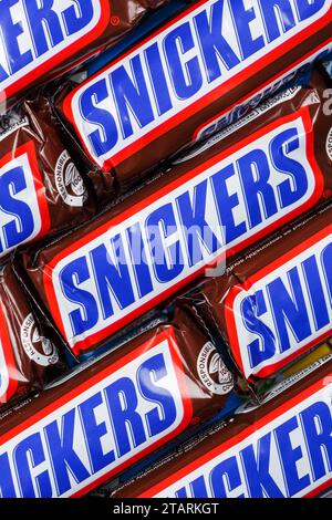 Stuttgart – 9. November 2023: Snickers Riegel Schokoladenriegel Von Mars Inc Als Hintergrundporträt In Stuttgart. Stockfoto