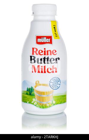 Stuttgart, Deutschland - 11. April 2023: Reine Buttermilch der Firma Theo Müller veröffentlicht vor Einem weißen Hintergrund Portrait in Stuttgart. Stockfoto