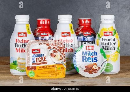 Stuttgart, Deutschland - 11. April 2023: Produkte Der Firma Theo Müller Wie Buttermilch Müllermich Und Jogurt Auf Holzbrett In Stuttgart, Germa Stockfoto
